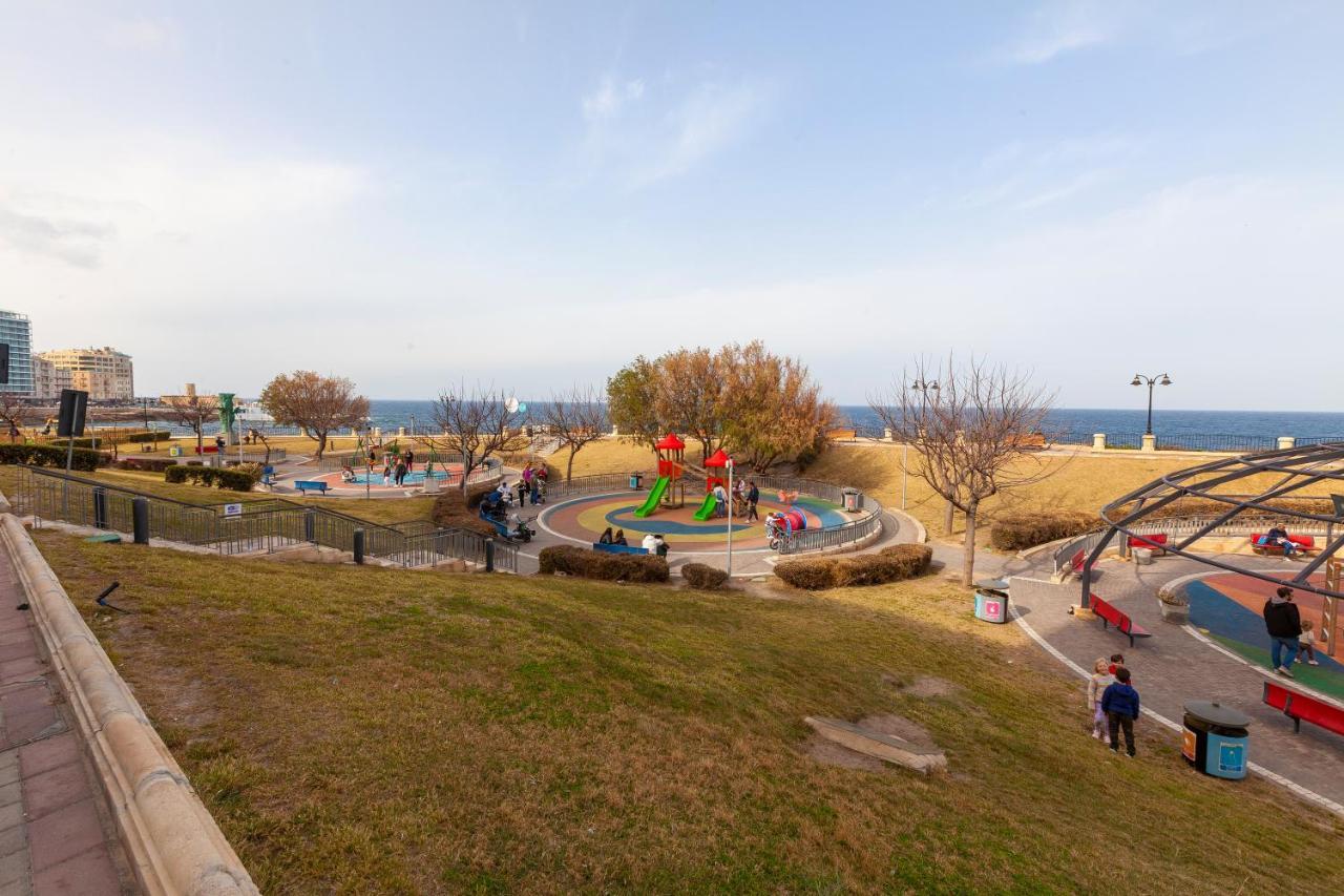 Spacious Seafront Apt With Living, Sofa, Wifi & Ac By 360 Estates Слима Экстерьер фото