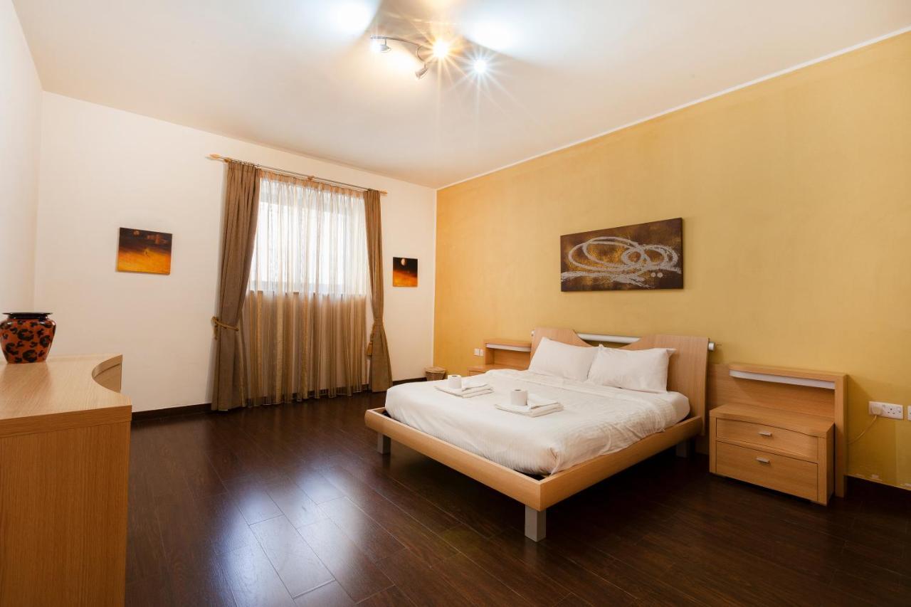 Spacious Seafront Apt With Living, Sofa, Wifi & Ac By 360 Estates Слима Экстерьер фото