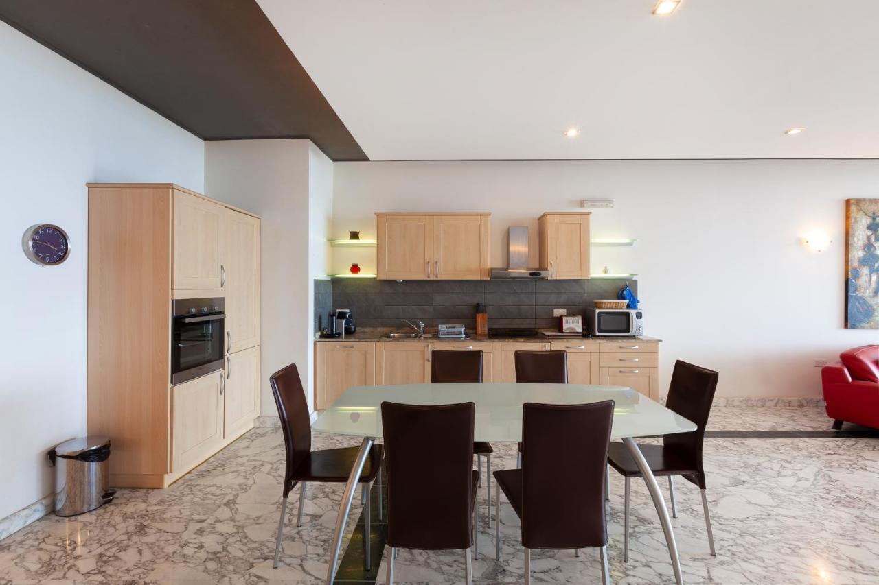 Spacious Seafront Apt With Living, Sofa, Wifi & Ac By 360 Estates Слима Экстерьер фото
