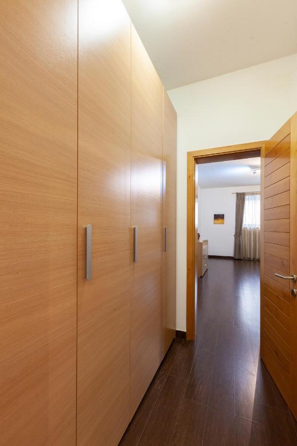 Spacious Seafront Apt With Living, Sofa, Wifi & Ac By 360 Estates Слима Экстерьер фото