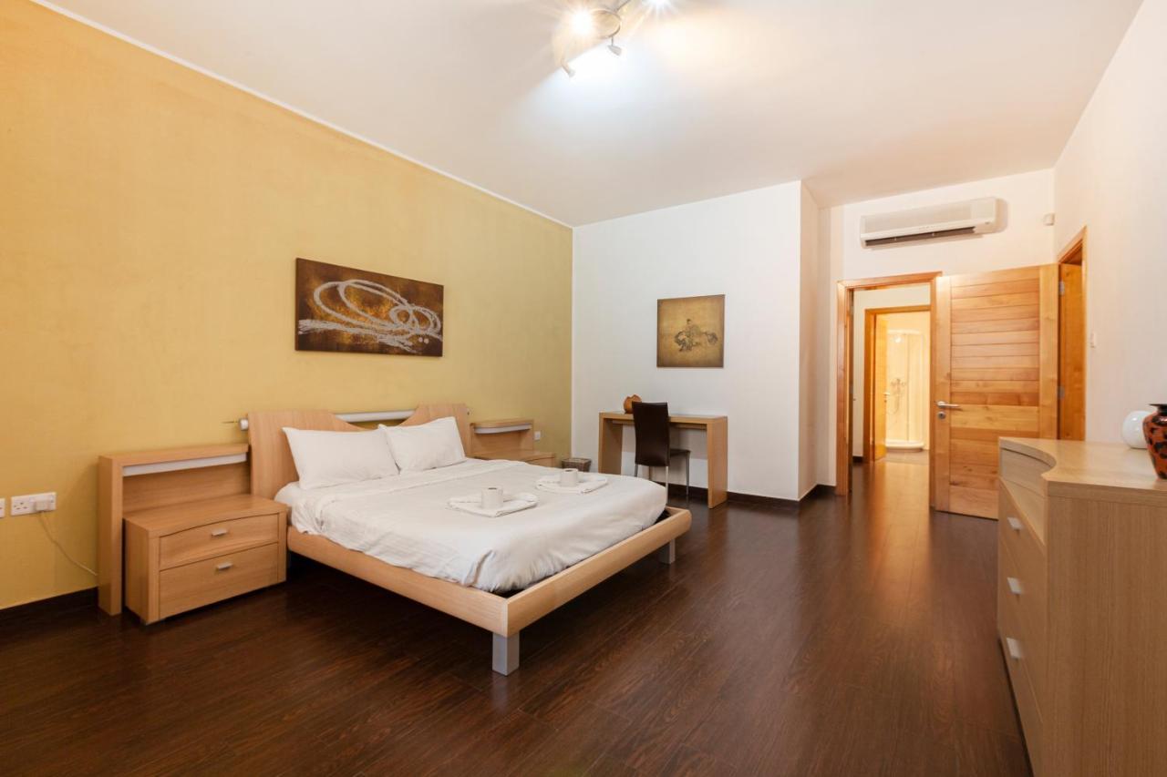 Spacious Seafront Apt With Living, Sofa, Wifi & Ac By 360 Estates Слима Экстерьер фото