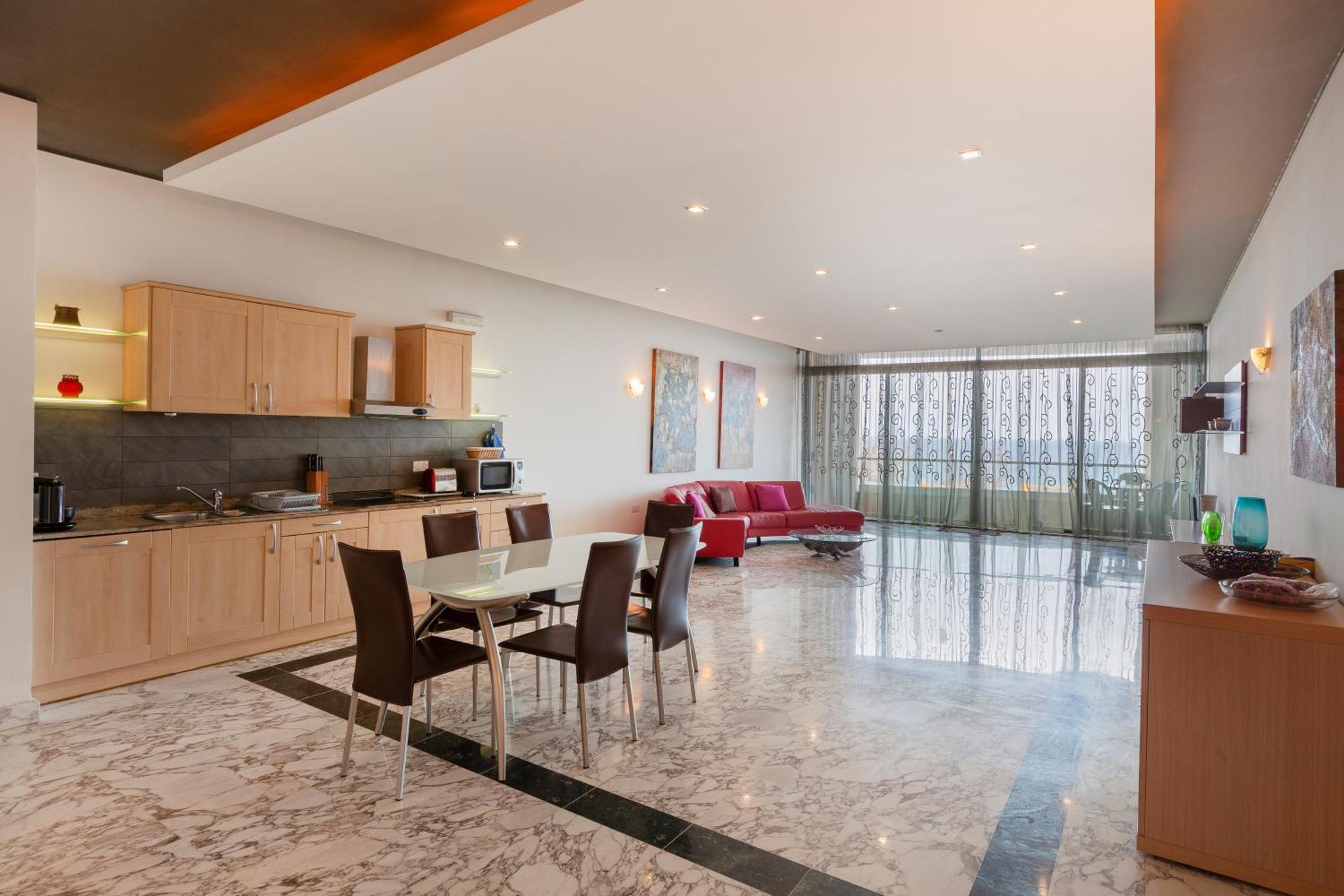 Spacious Seafront Apt With Living, Sofa, Wifi & Ac By 360 Estates Слима Экстерьер фото