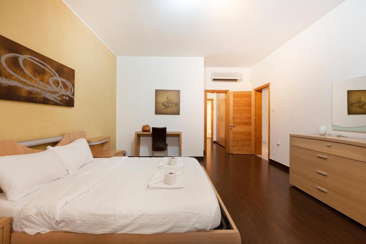 Spacious Seafront Apt With Living, Sofa, Wifi & Ac By 360 Estates Слима Экстерьер фото