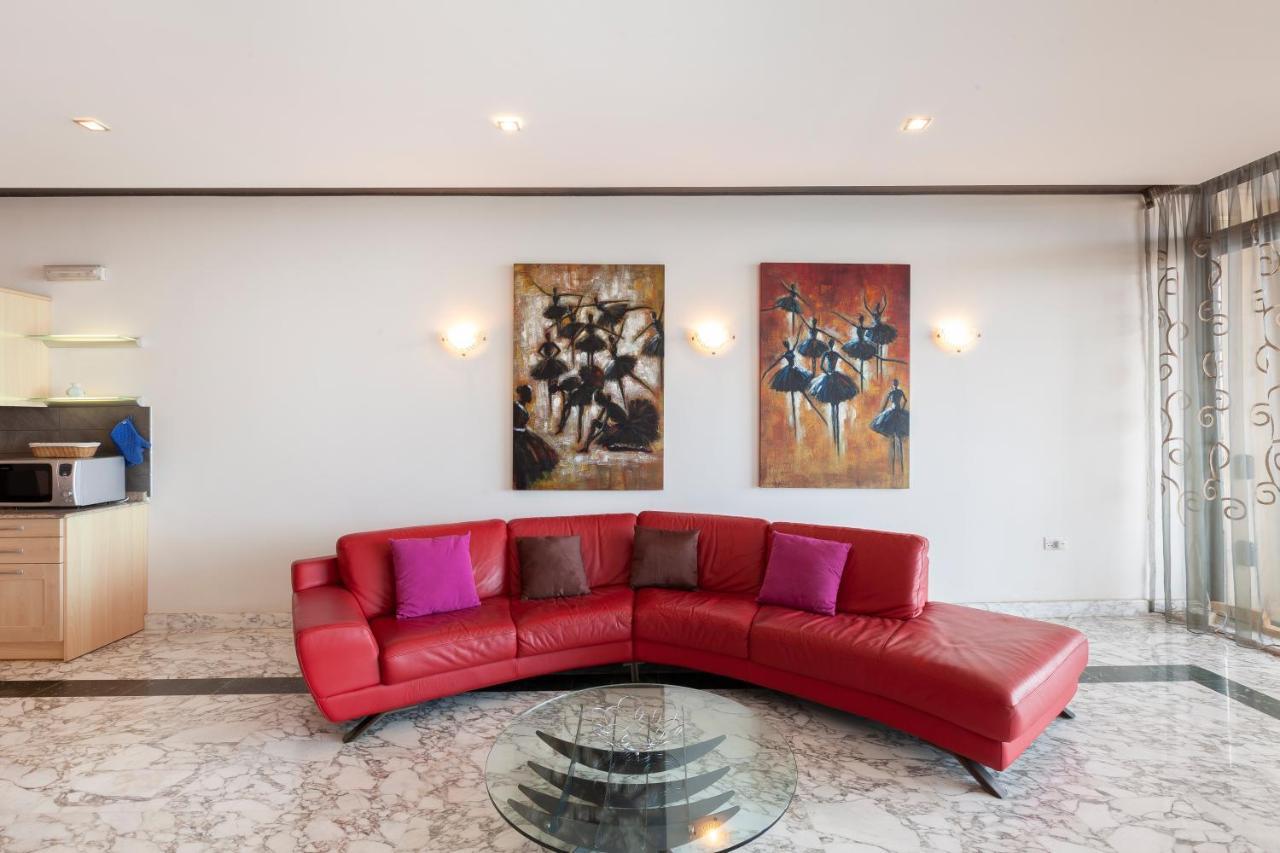Spacious Seafront Apt With Living, Sofa, Wifi & Ac By 360 Estates Слима Экстерьер фото