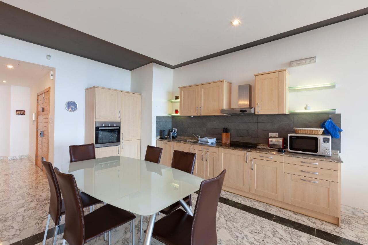 Spacious Seafront Apt With Living, Sofa, Wifi & Ac By 360 Estates Слима Экстерьер фото