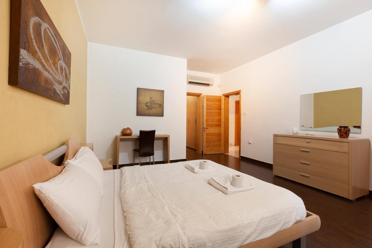 Spacious Seafront Apt With Living, Sofa, Wifi & Ac By 360 Estates Слима Экстерьер фото